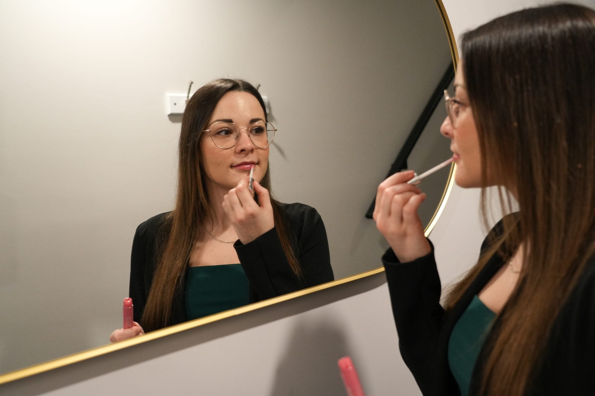 Kathleen Matte-Moisan s'applique du gloss devant un miroir